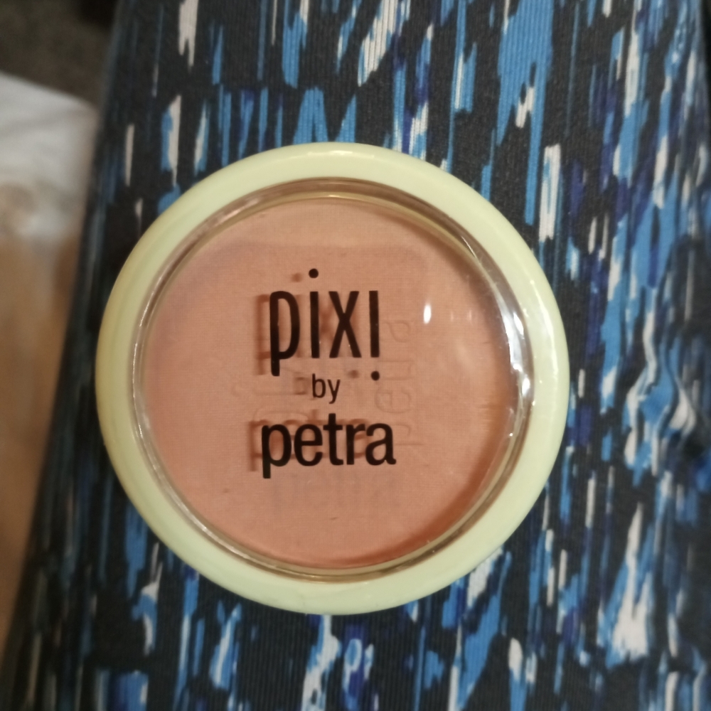 Pixi by Petra blush in Beach Rose